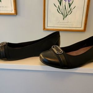 Baretraps black low healed shoes 9 1/2
